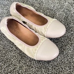 Like new vionic flats